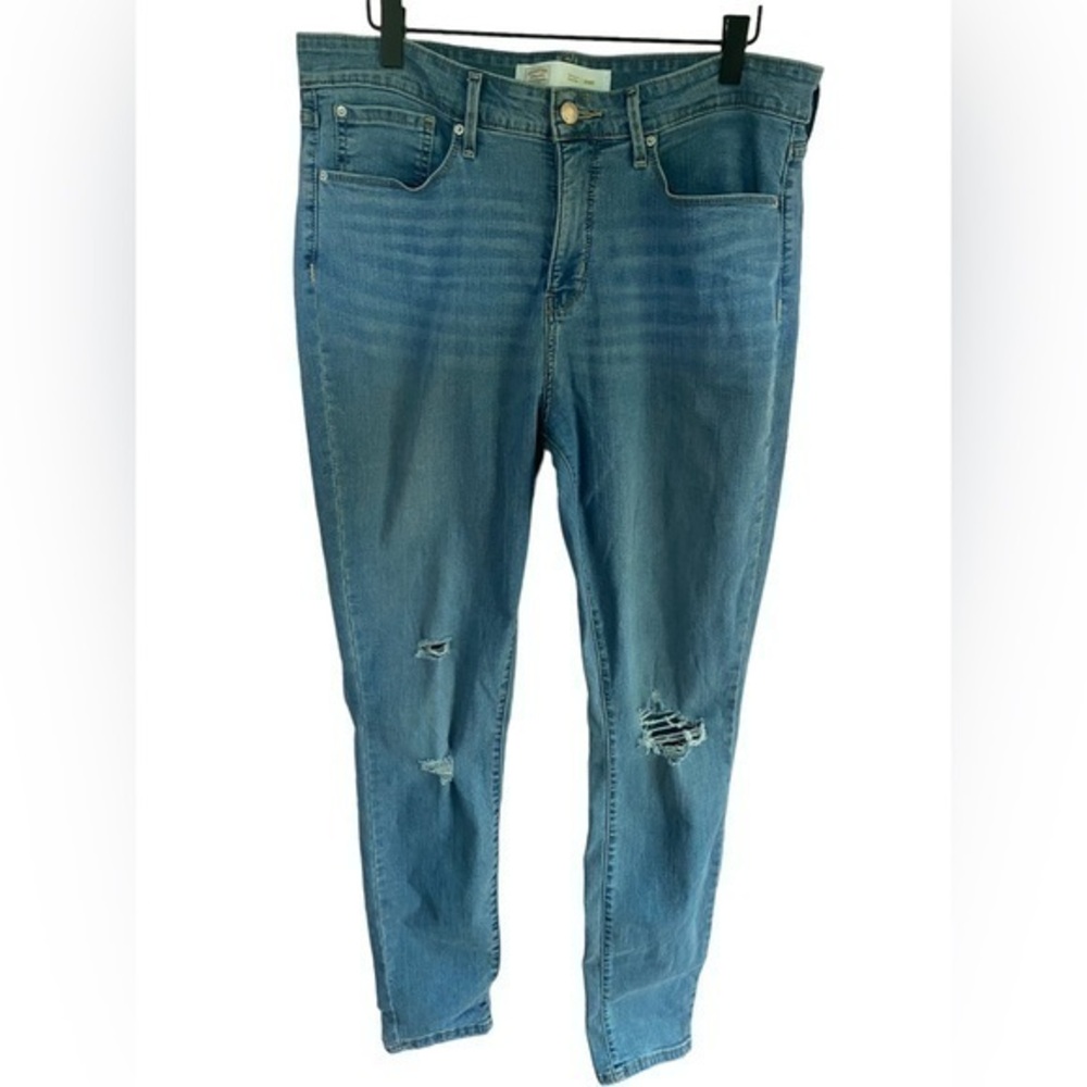 Signature by Levi Strauss & Co. Gold Label distressed skinny midrise size 33